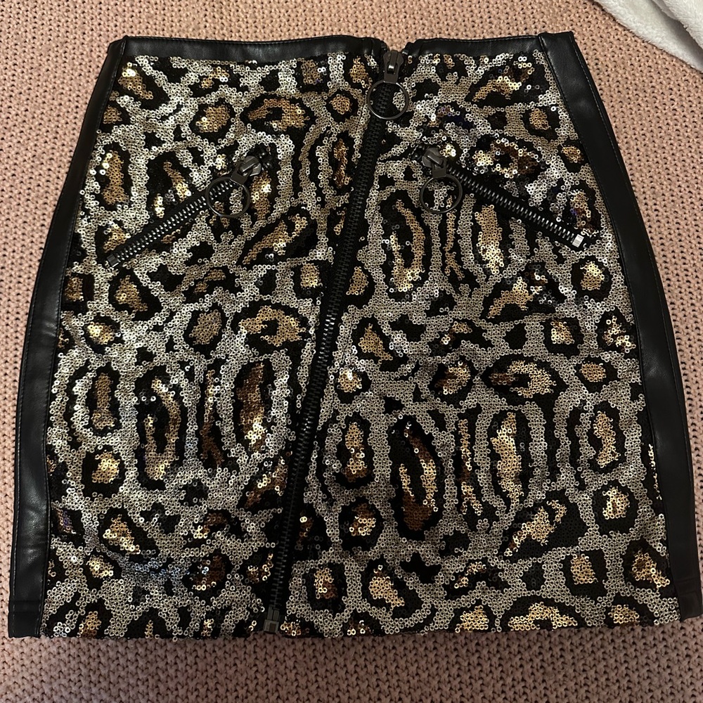 Adult small NWOT skirt size small can fit a 0-2